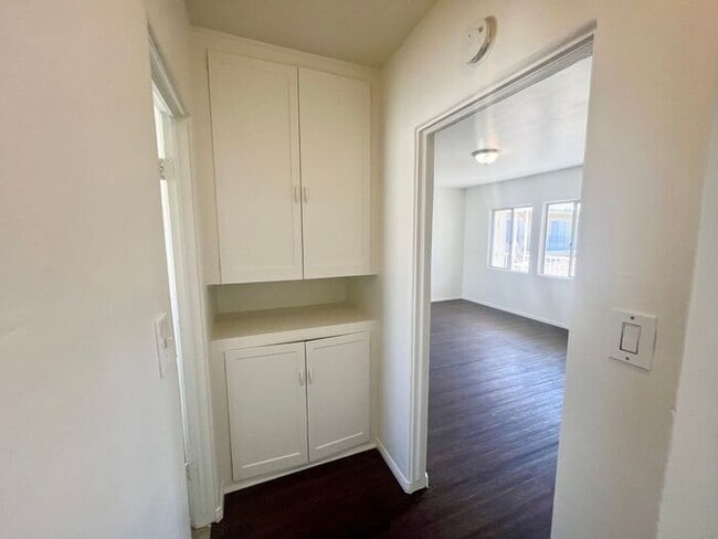 Building Photo - Charming Upstairs 2BR/1BA Apartment in Nor...