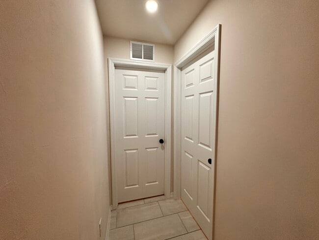 Building Photo - 3025 Chiquita Blvd S