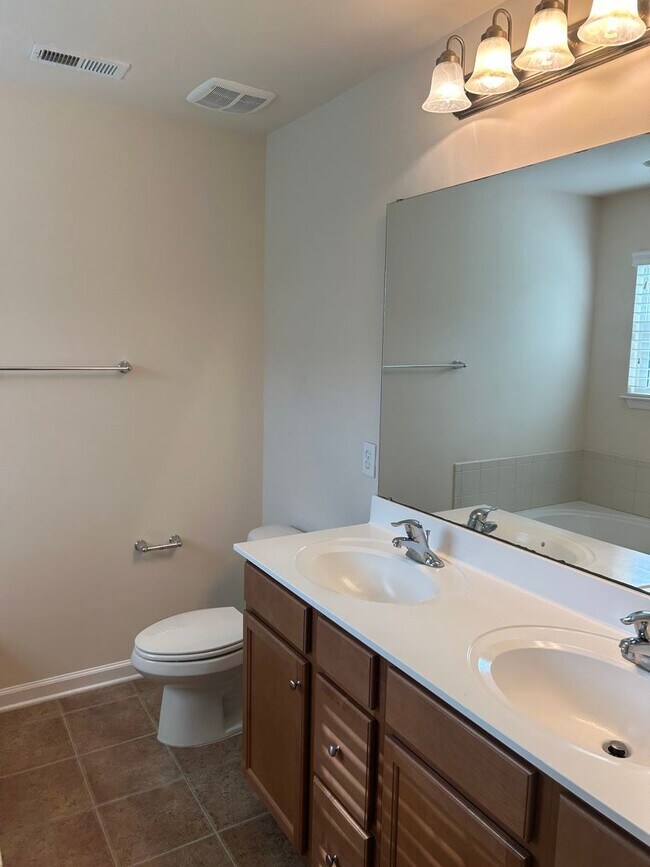 Building Photo - Greenville, 3BD/2.5BA with Loft, 1992SF