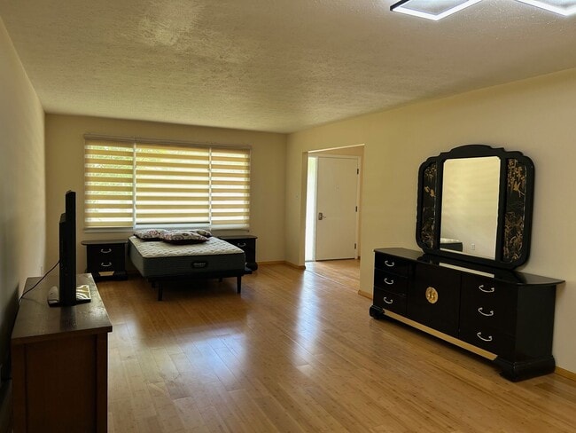 Building Photo - 3 Bedrooms One Floor Ranch House with 2 car attached garage in Lyndhurst