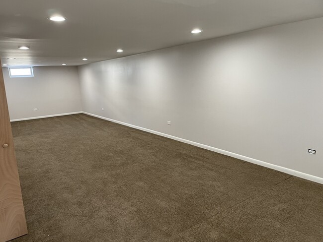 Building Photo - 83 Indianwood Dr
