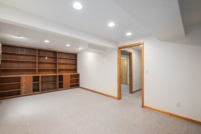 Building Photo - Spacious 5 Bedroom in the Heart of Littleton!