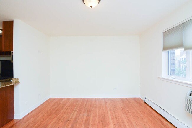 Building Photo - 628 W Wrightwood Ave