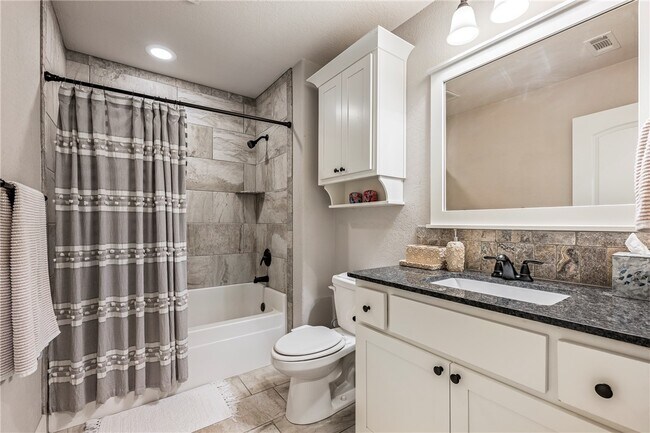 Building Photo - 1221 Stoneybrook Ln