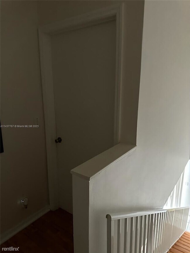 Building Photo - 2 br, 2.5 bath Townhome - 1050 Sorrento Dr...