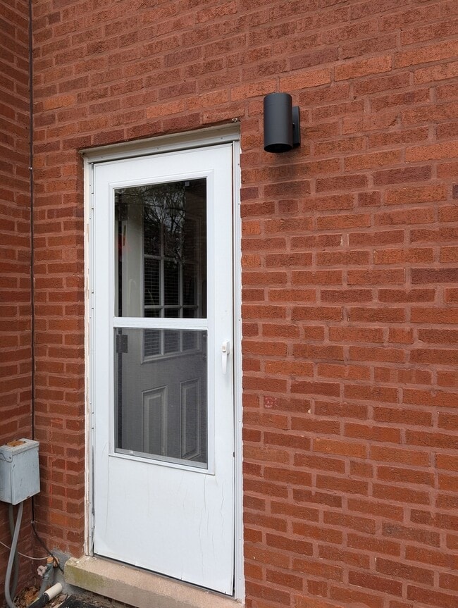 Building Photo - 208 Dee Rd