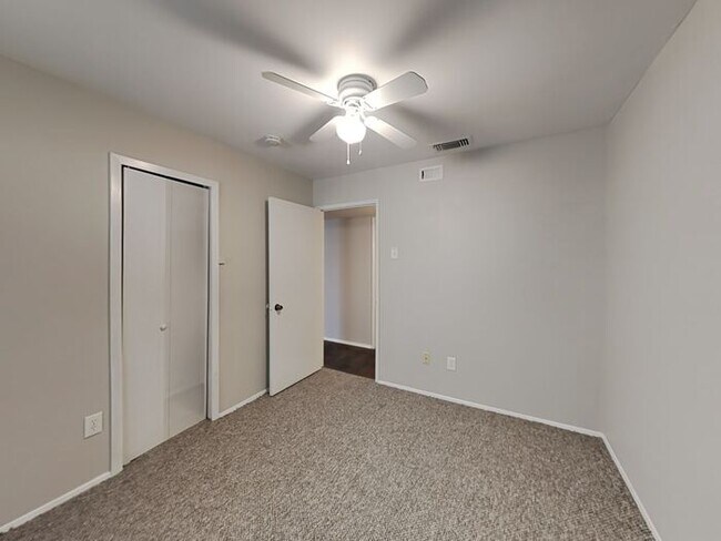 Building Photo - No Application Fee* Plus $250 Off First 2 ...