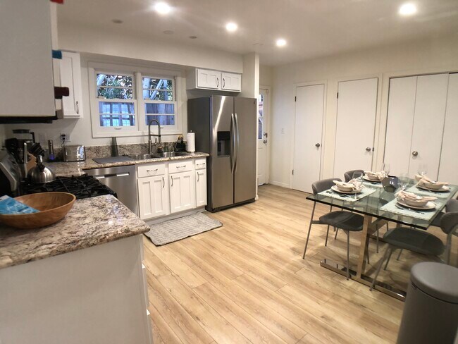 Building Photo - 422 Pacific St