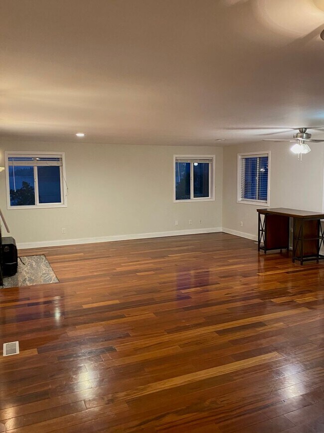 Building Photo - 3 bed/ 2 bath Two Story House overlooking ...