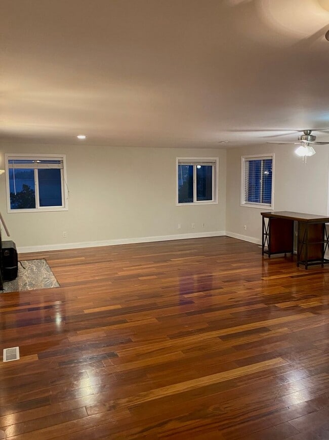 Building Photo - 3 bed/ 2 bath Two Story House overlooking Lake Washington, $3,175/mo