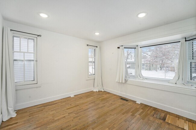 Building Photo - 4 Bed 2.5 Bath Available Now in Sloans Lake!