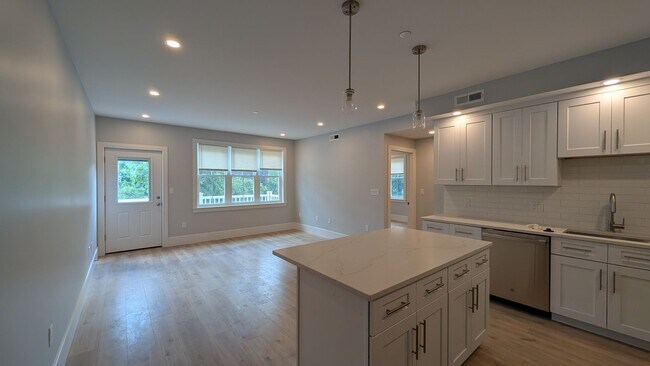 Building Photo - 128 Kenrick St