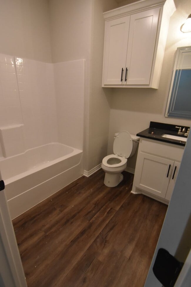 Building Photo - 4 bed,4 bath House available Jan 2nd 2026