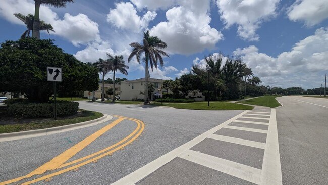 Building Photo - Spacious Townhome in Desirable Vizcaya Falls 3-bedroom, 2.5-bath townhome