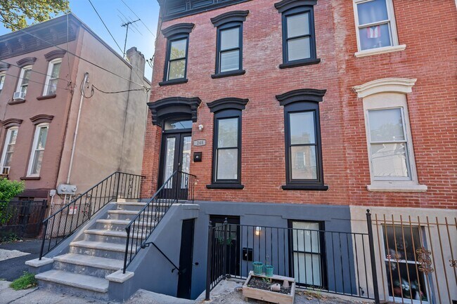 Building Photo - 248 Whiton St