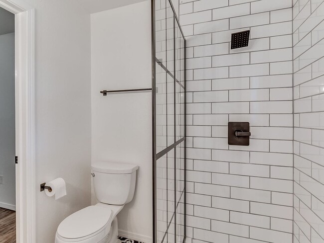 Building Photo - All Brand-new features and nicely updated,...
