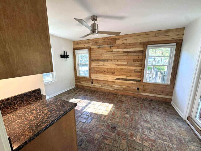 Building Photo - 400 E 65th St