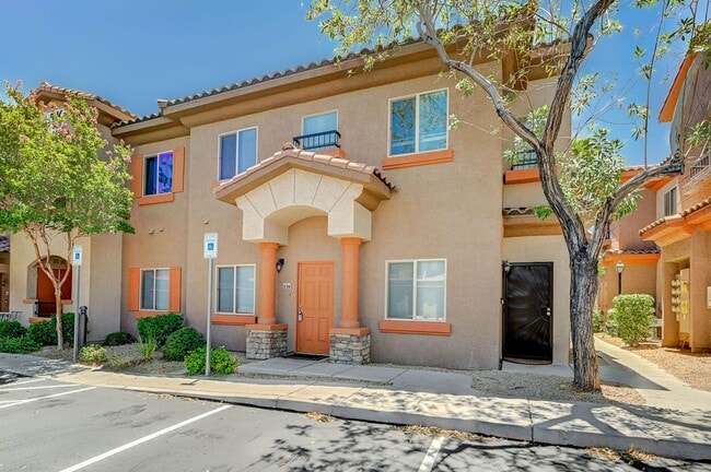 Primary Photo - Charming 3-bed, 2-bath Downstairs Unit