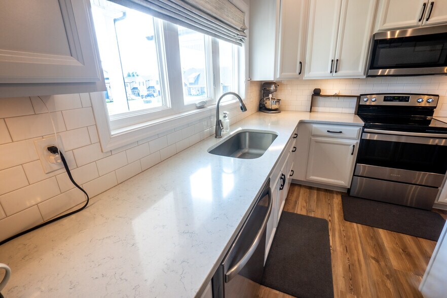 Building Photo - 1068 Brownstone Ln