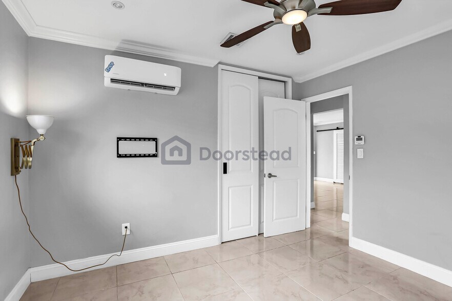 Building Photo - 241 NE 48th Ct