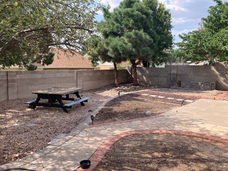Building Photo - 5501 Vista Sandia NE