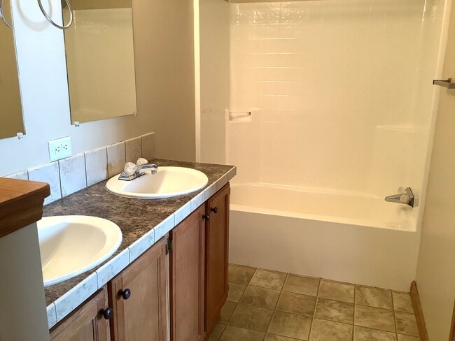 Building Photo - 3 bed, 2 bath Single Family Home
