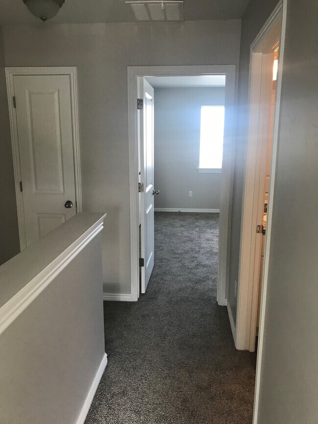 Building Photo - Newer Provo Townhome!
