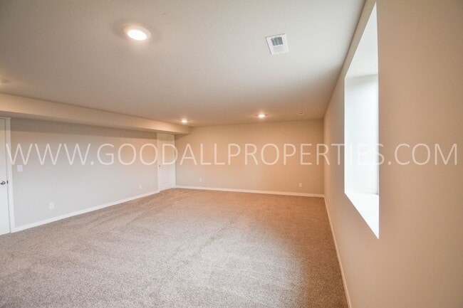Building Photo - 4 Bedroom 3 Bath Ranch Finished Basement i...
