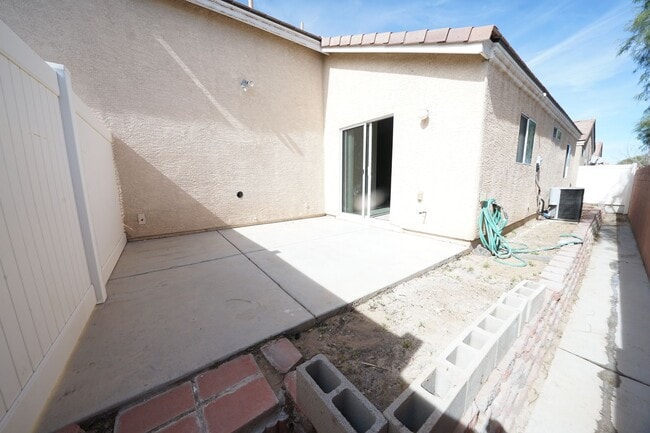 Building Photo - SHOWINGS AVAILABLE NOW