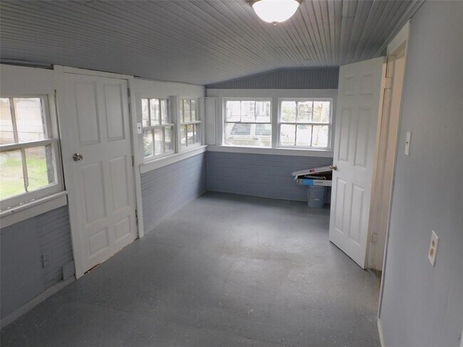Building Photo - 816 Avenue A