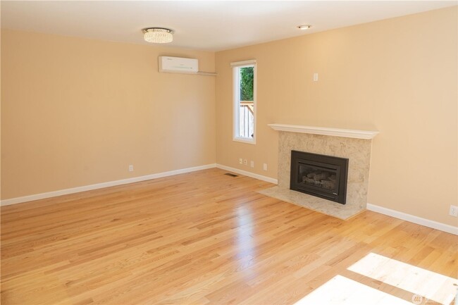 Building Photo - 4B/2.5Ba Bellevue House
