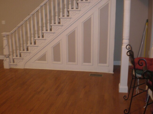 Building Photo - College Rental - South Side