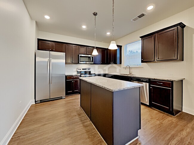 Building Photo - 212 Lake Vista Dr