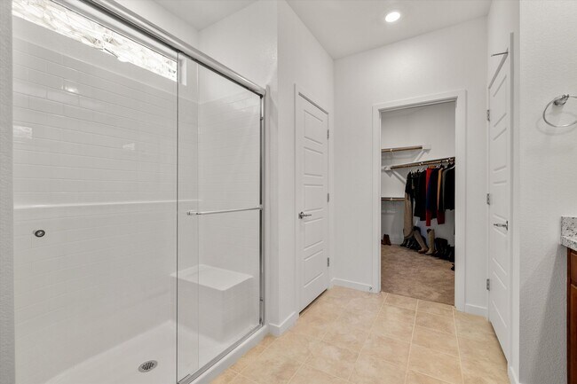 Building Photo - Spacious 3-Bed, 2-Bath Home with 2-Car Gar...