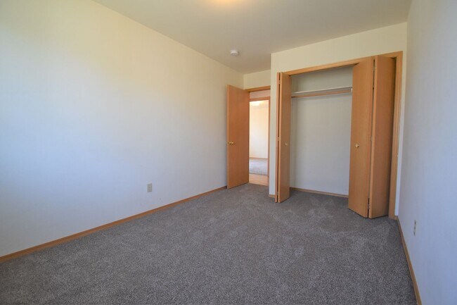 Building Photo - 3BD, 1BA Top Floor Unit