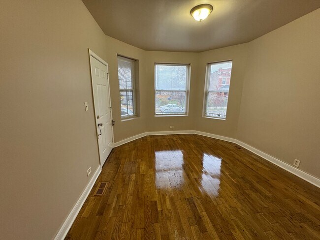 Building Photo - 4827 W Van Buren St