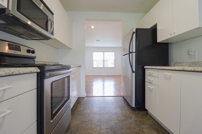 Building Photo - Beautiful Brookside duplex unit - NO PETS