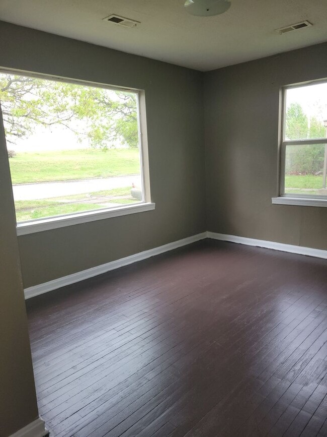 Building Photo - 2 bed 1 bath