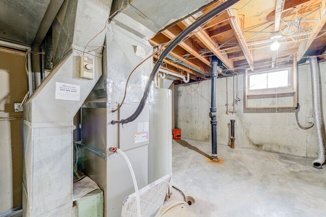 Building Photo - 3 bedroom 2 bath house with attached garage.