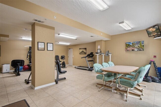 Building Photo - 8700 Ridgewood Ave