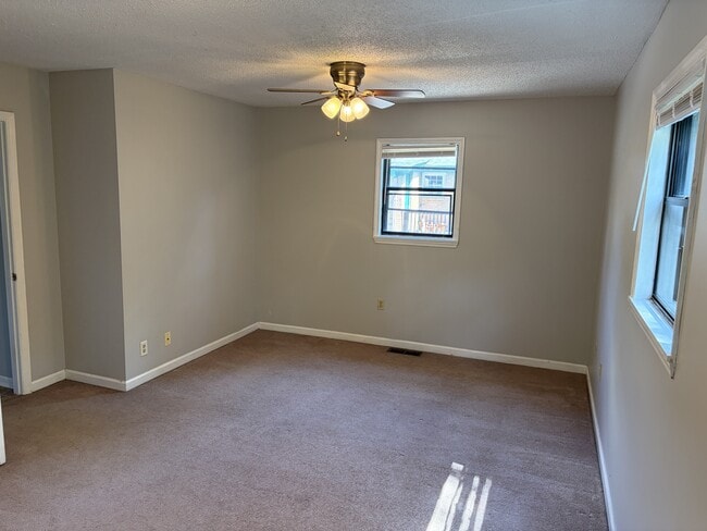Building Photo - 1422 Humes Ave NE