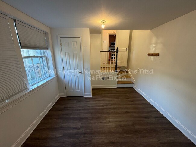 Building Photo - 7530 Shallowford Rd