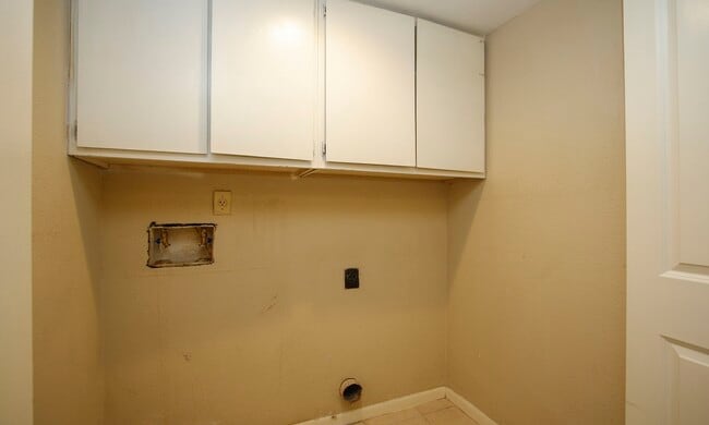 Building Photo - 2822 S Bartell Dr