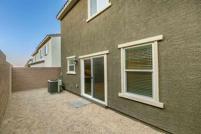 Building Photo - GORGEOUS TOWNHOME*UPGRADED*ALL APPLIANCES*...