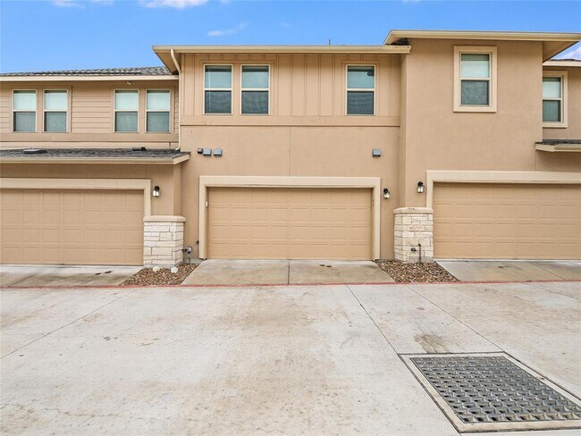 Building Photo - 6814 E Riverside Dr
