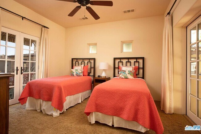 Building Photo - 443 Villaggio N
