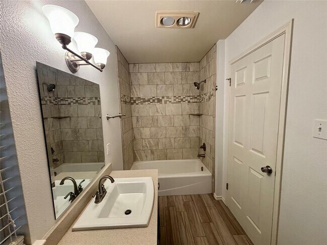 Building Photo - 808 Lone Star Dr