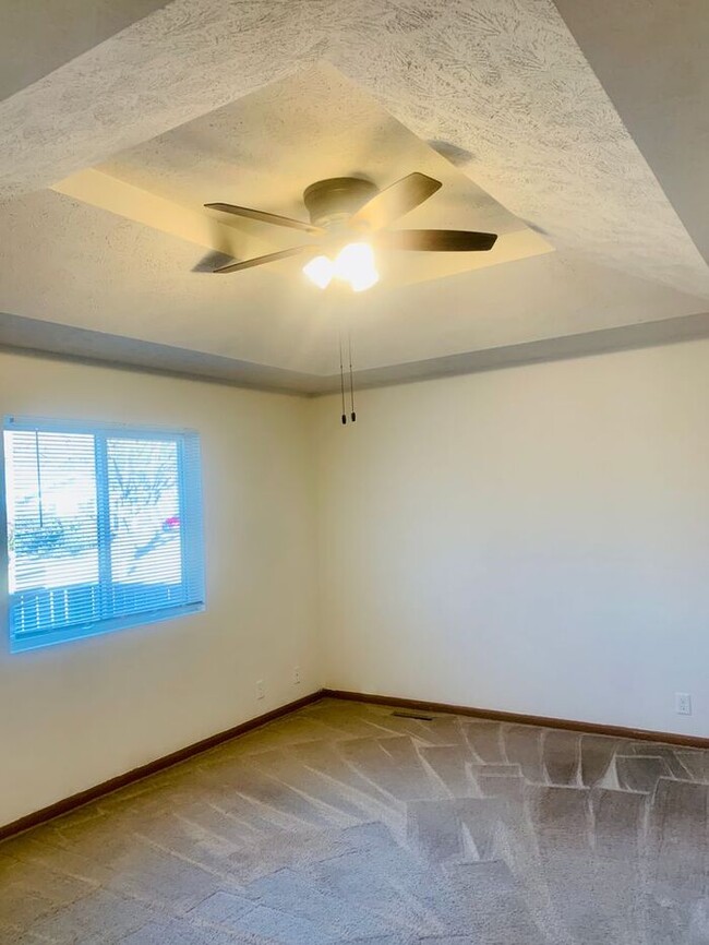 Building Photo - Spacious Duplex with Gas Fireplace and Fin...