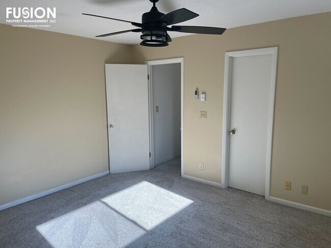 Building Photo - 3 Bedroom/2 Bathrroom Condo Right Near Oakledge Park!