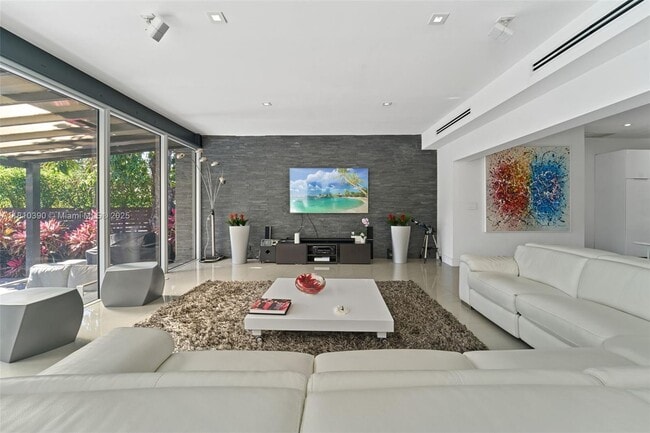Building Photo - 18 Samana Dr